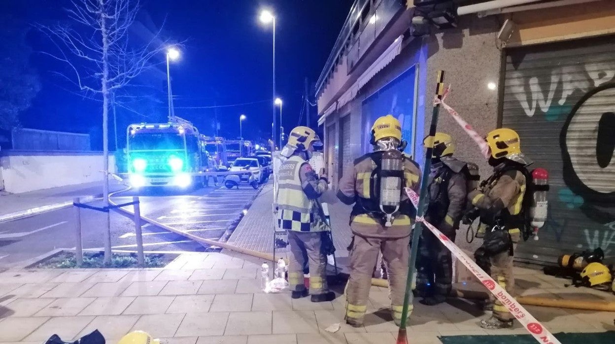 Efectivos de bomberos tras el incendio en la calle Manuel de Falla de Malgrat de Mar