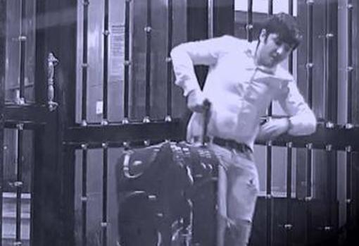 Lupin, maleta en mano, saliendo de un domicilio