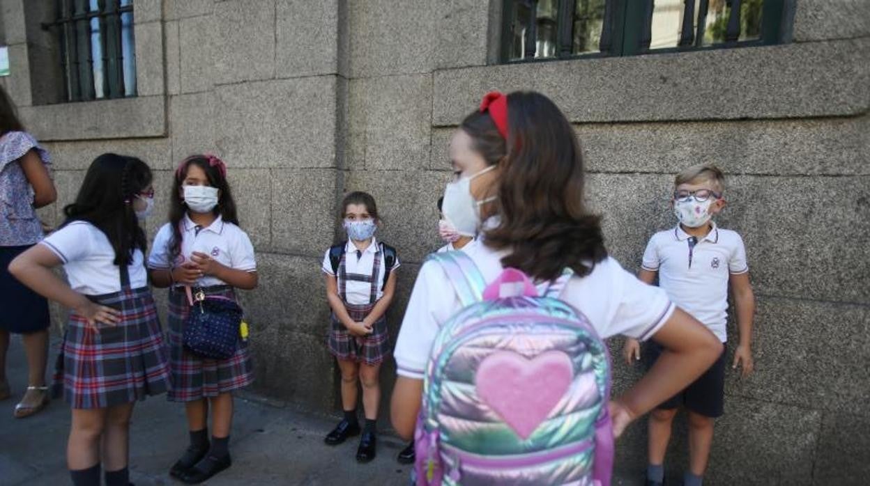 Unas niñas esperan para entrar en clase