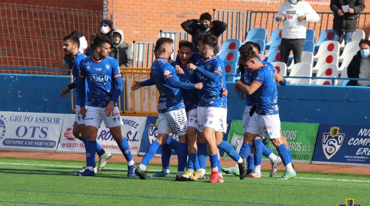 Los jugadores azulones celebran el gol de Alberto Escudero