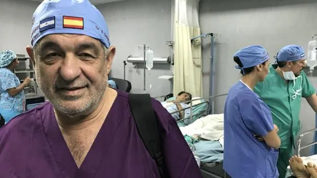 Antonio Gómez, urólogo: «El cariño de los enfermos no me deja jubilarme y olvidarlos»