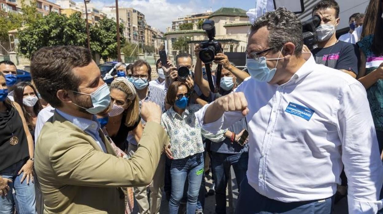 Saludo entre Pablo Casado y Toni Pérez