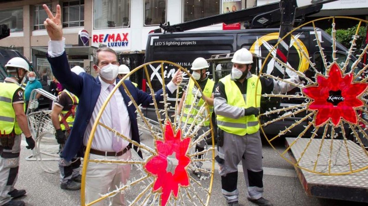 Abel Caballero en verano de 2020 revisando la instalación de las luces de Navidad