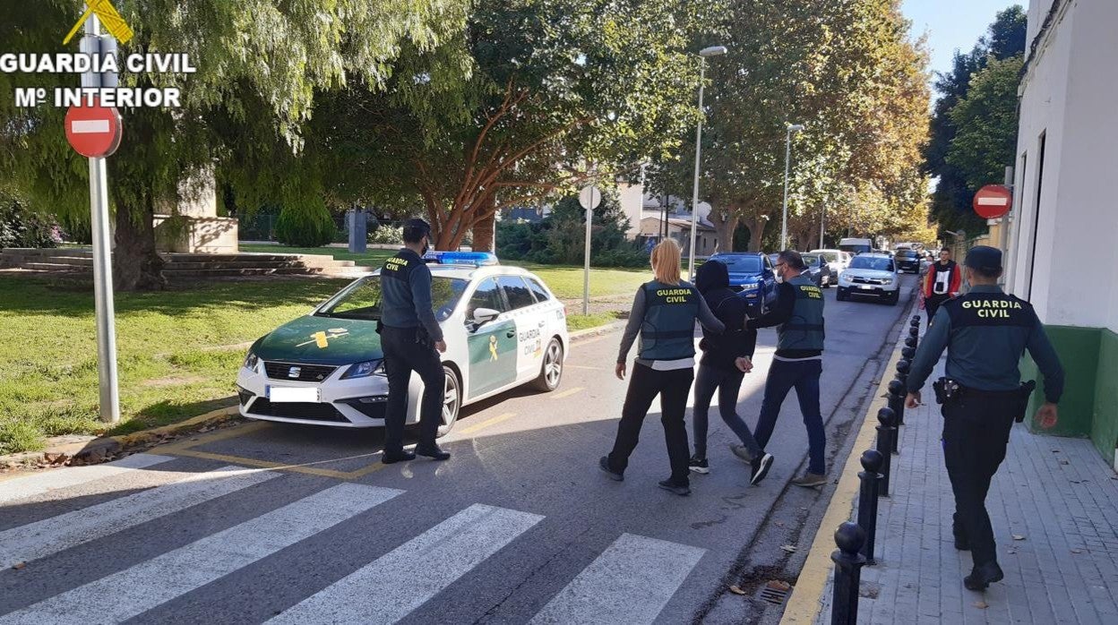 Imagen de los agentes de la Guardia Civil durante la detención de una mujer por robar tarjetas bancarias en Sueca (Valencia)