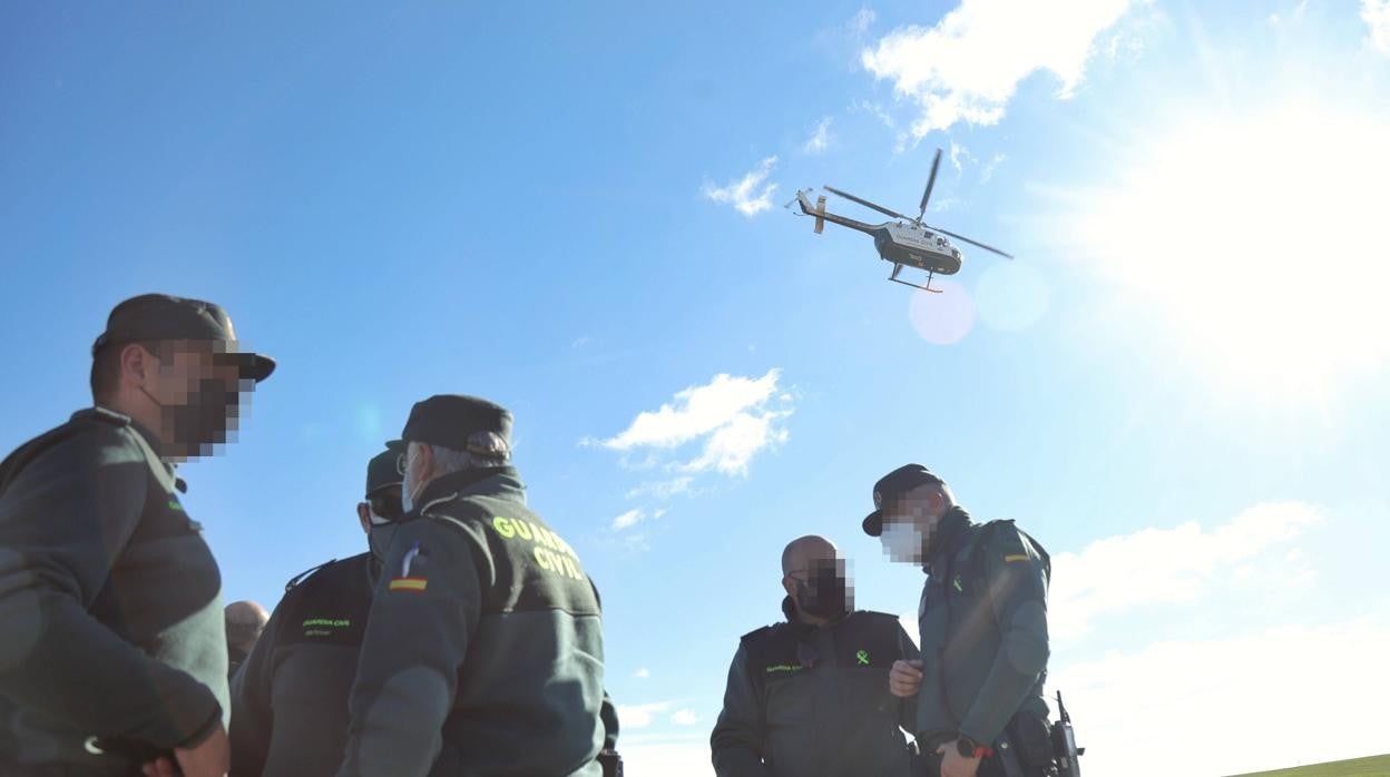 El helicóptero de la búsqueda sobrevuela a los agentes sobre el terreno