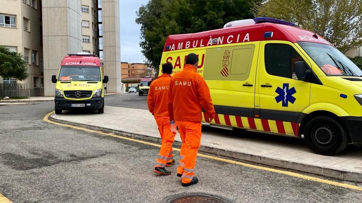 Personal del SAMU junto a las ambulancias en el Hospital General de Alicante