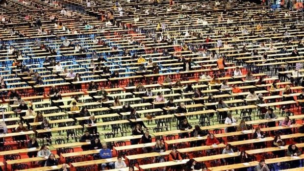 Galicia se adelanta al Gobierno y aprobará este mes la OPE de educación para este año, con más de 3.000 plazas