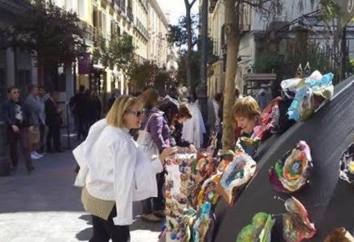 Un puesto callejero del Mercado de las Ranas