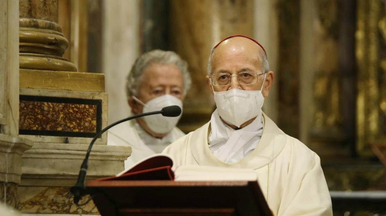 El cardenal arzobispo Ricardo Blázquez, oficia una misa en la Chiesa Nuova