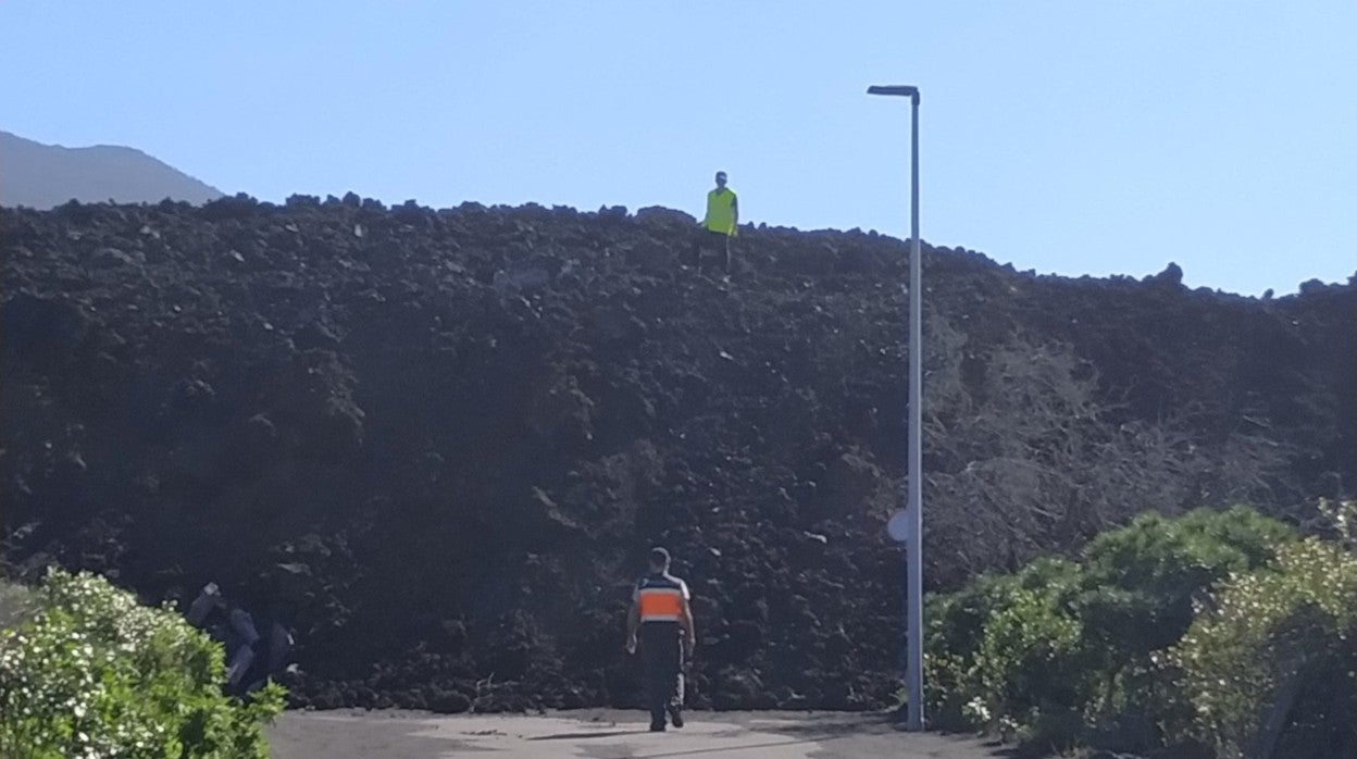 Técnicos analizan las coladas de varios meros de altura en La Laguna