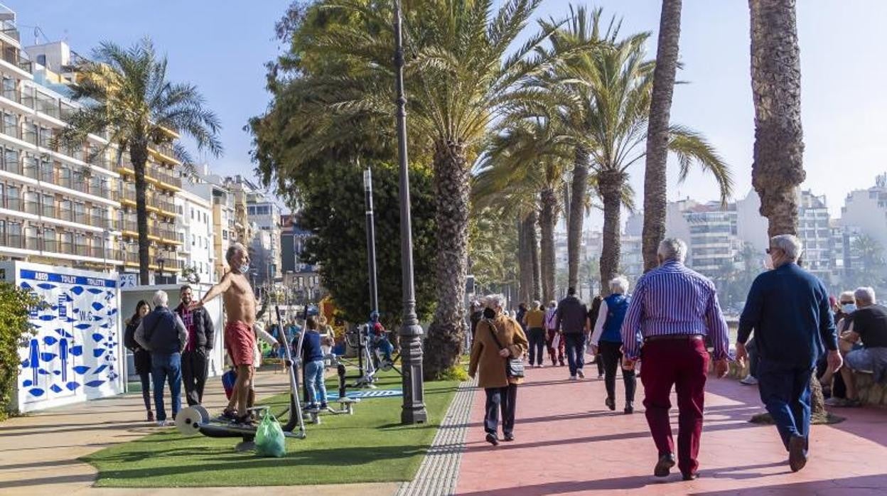 Turistas paseando junto a la playa en Benidorm en la primera semana de enero