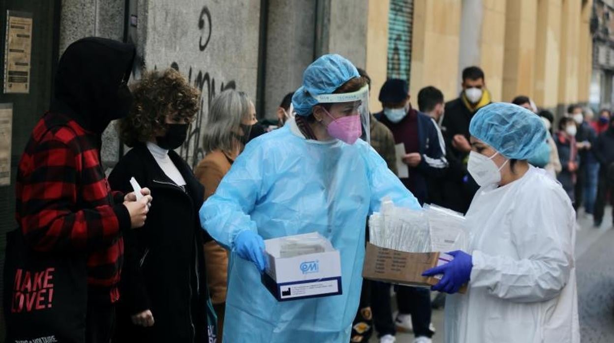 Ciudadanos hacen cola en un centro de salud