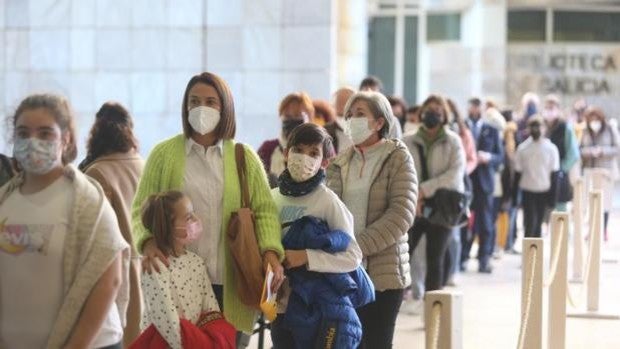 Coronavirus Galicia: Ómicron dispara los contagios diarios hasta los 8.343, pero las hospitalizaciones se mantienen