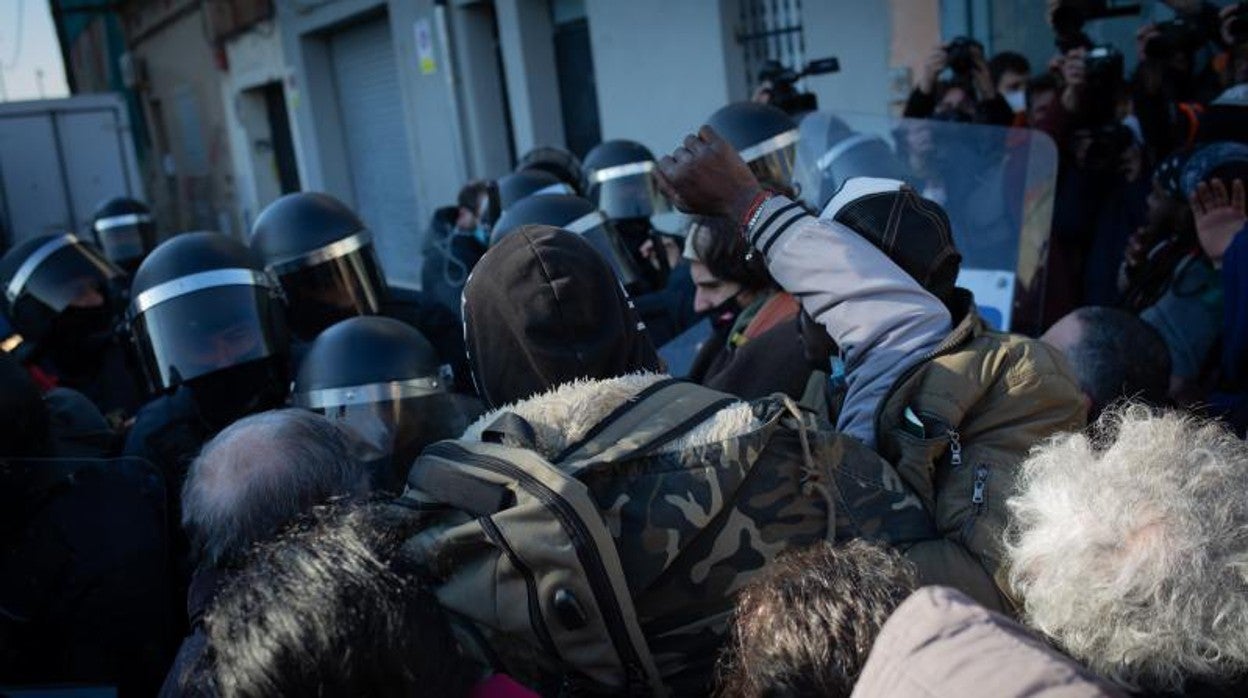 Mossos, intentando desalojar este jueves la nave okupada en Badalona