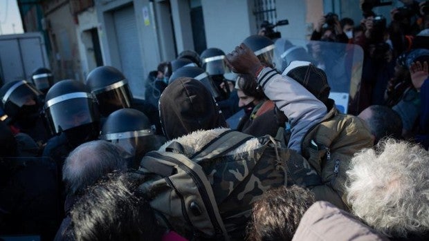 Tensión en Badalona por el desalojo de una nave okupada por más de cien inmigrantes