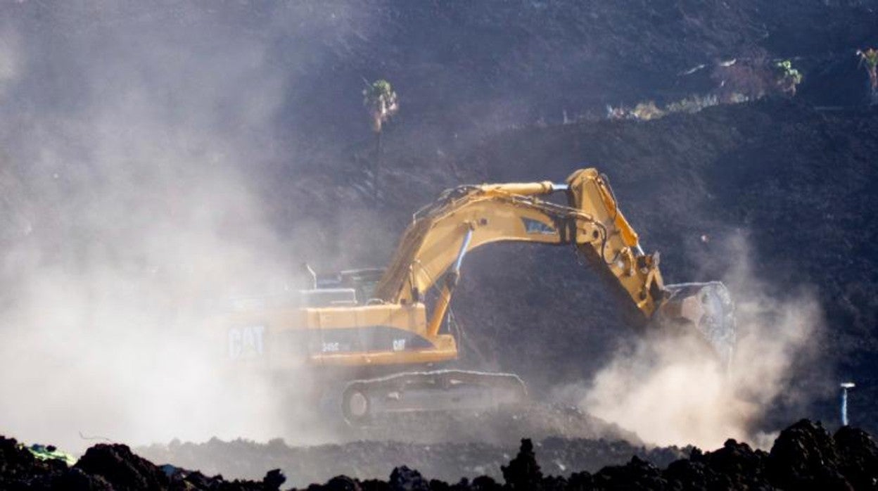 Excavadoras retiran lava del cruce de La Laguna