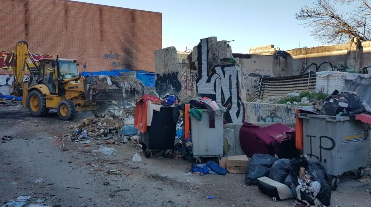 La excavadora, ayer, derriba las narcochabolas de la calle San Bonifacio