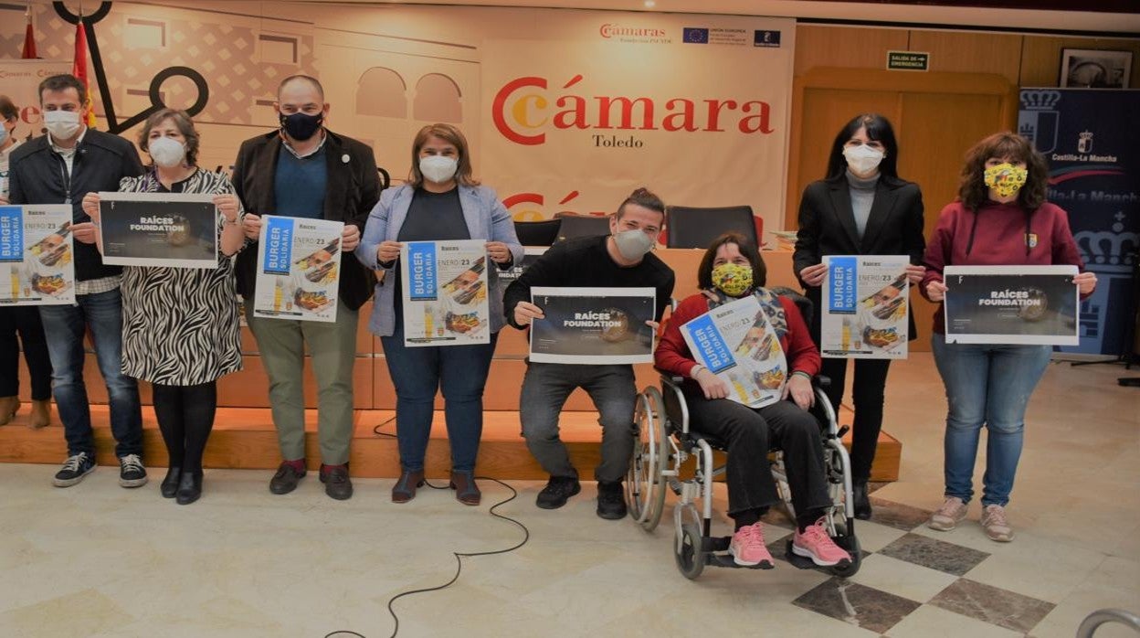 Carlos Maldonado, a la izquierda de la alcaldesa, durante la presentación