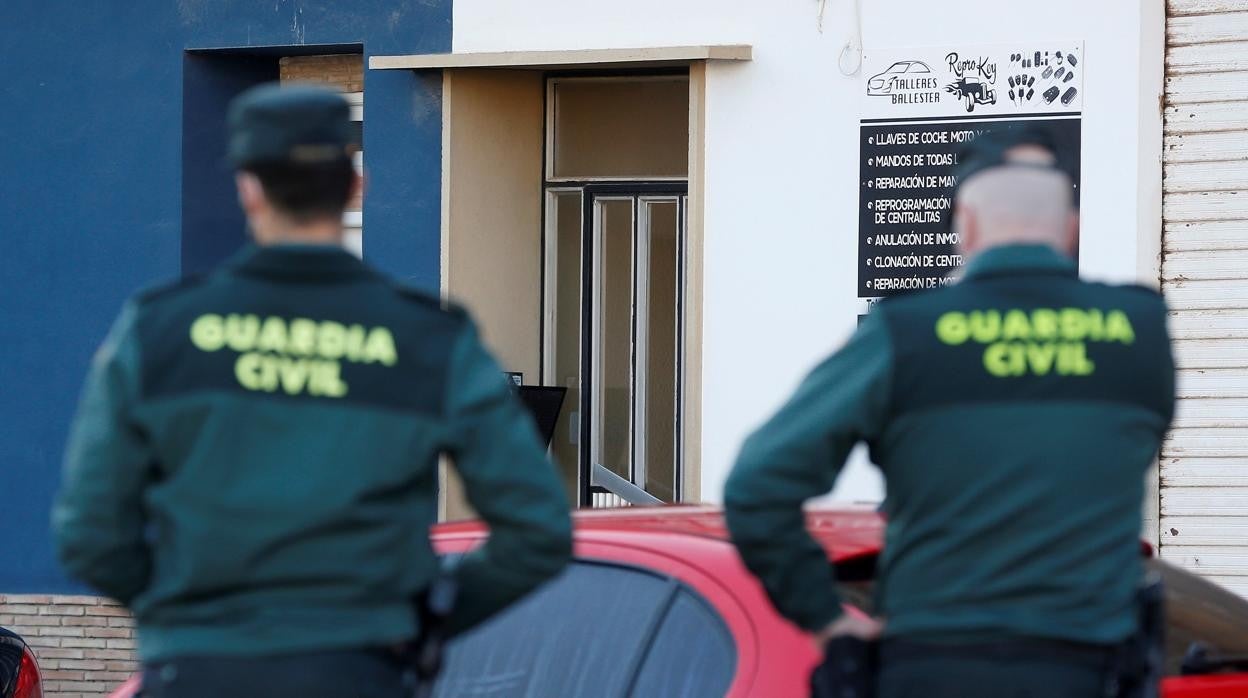 Imagen de dos agentess de la Guardia Civil tomada frente al edificio en el que se ha producido el crimen