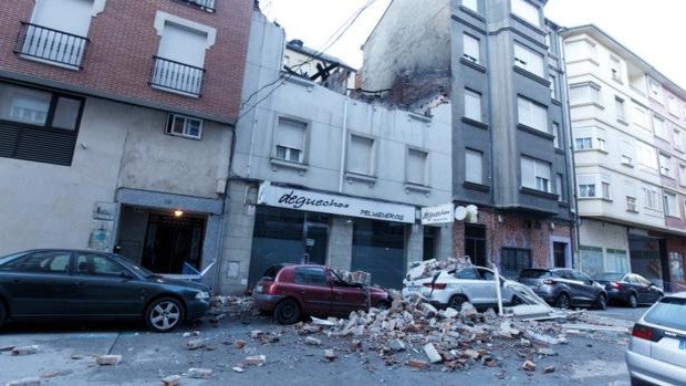 El dueño del piso explotado en Ponferrada: «Pensaba que me desguazaría los pisos. Es una ruina»