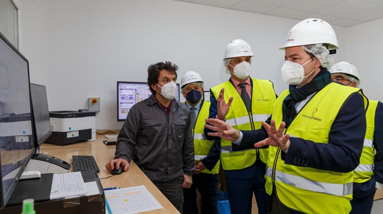 Alfonso Fernández Mañueco, durante su visita las instalaciones del Grupo Copese