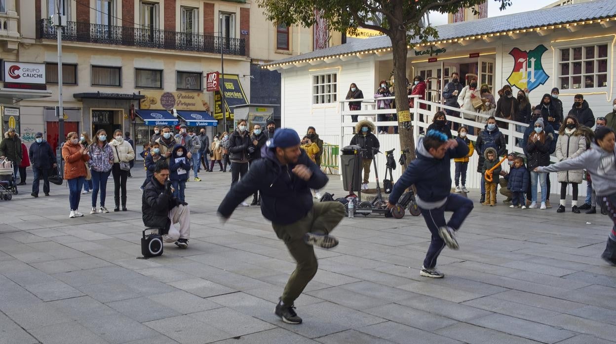 Jóvenes practicando danza urbana con un amplificador
