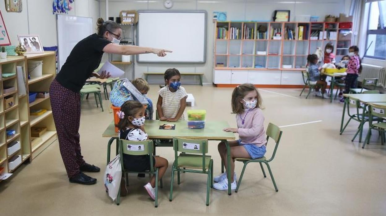 Niños de primera en un colegio de Santiago cumpliendo con las medidas de protección del coronavirus