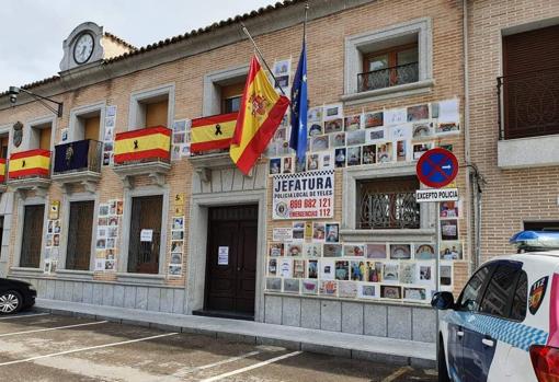 La fachada del ayuntamiento, con los dibujos enviados por los escolares