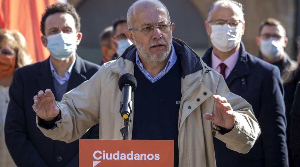 El candidato a la Presidencia de la Junta , Francisco Igea, y el vicesecretario general y portavoz nacional de Ciudadanos, Edmundo Bal, atienden a los medios de comunicación