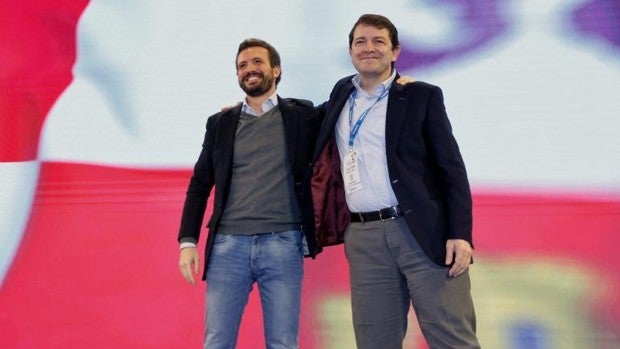 Casado pide un PP pegado a la tierra frente a los ataques de la «izquierda caviar, de las mariscadas y los ERE»