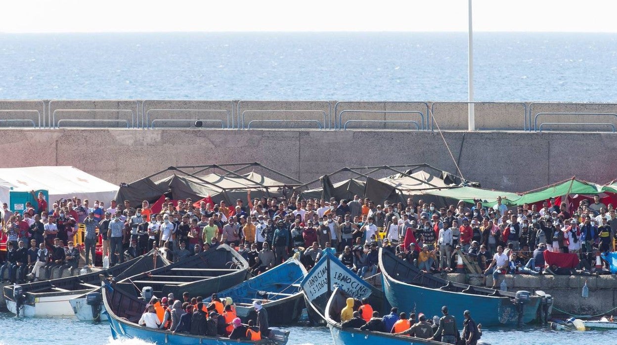 Hacinamiento de migrantes en el muelle de Arguineguín en 2020