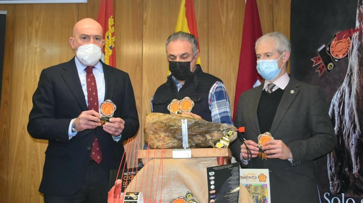 El consejero de Agricultura, Ganadería y Desarrollo Rural, asite a la presentación del informe nutricional de la cecina de León, junato al presidente de la Cámara de Comercio de Astorga, Juan José Alonso y el del Consejo Regulador de la IGP Cecina de León, José Luis Nieto