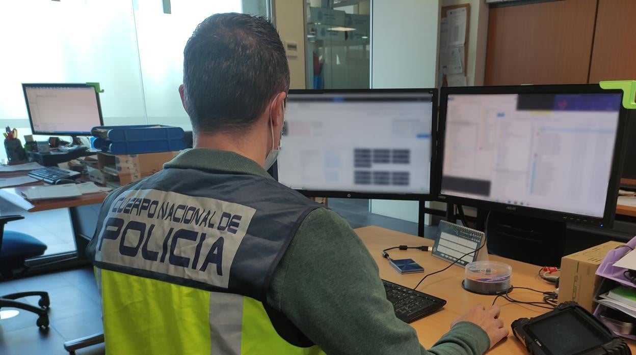 Un investigador de la Policía Nacional