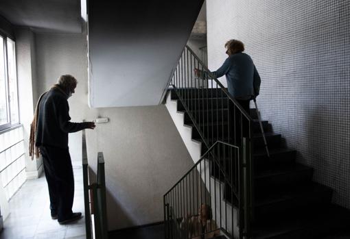 Los vecinos del bloque se cruzan con los okupas en las zonas comunes y se quejan del sentimiento de inseguridad