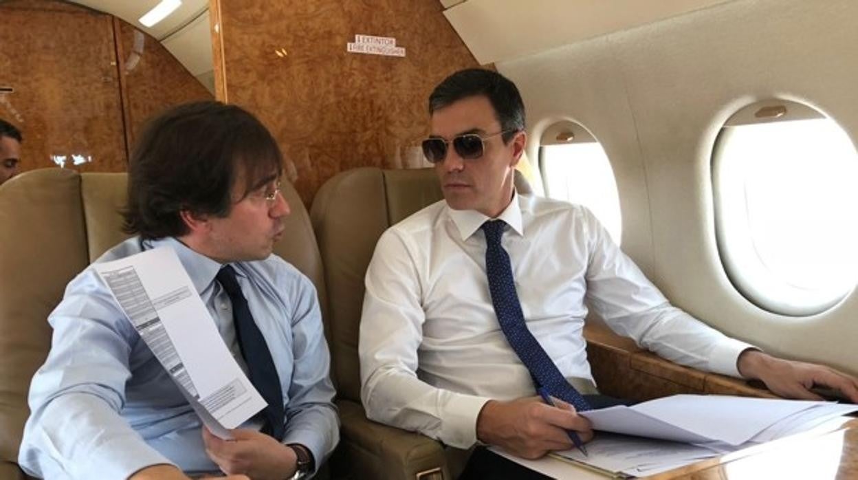 José Manuel Albares con Pedro Sánchez a bordo del Falcon en 2018