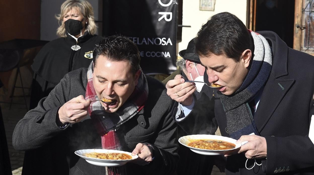 El alcalde de la ciudad, Daniel de la Rosa, y el consejero de la Presidencia, Ángel Ibáñez, durante el acto