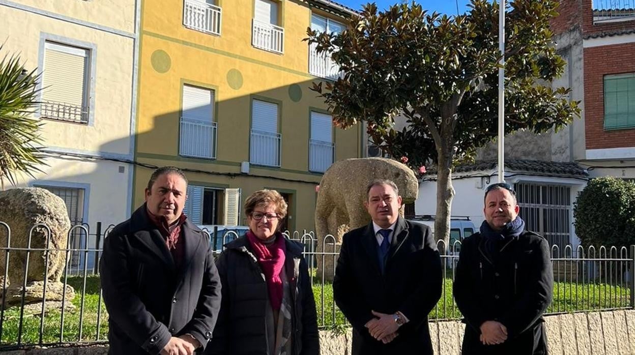 Manuel Fernández y Julia Fernández, en el centro, en Castillo de Bayuela