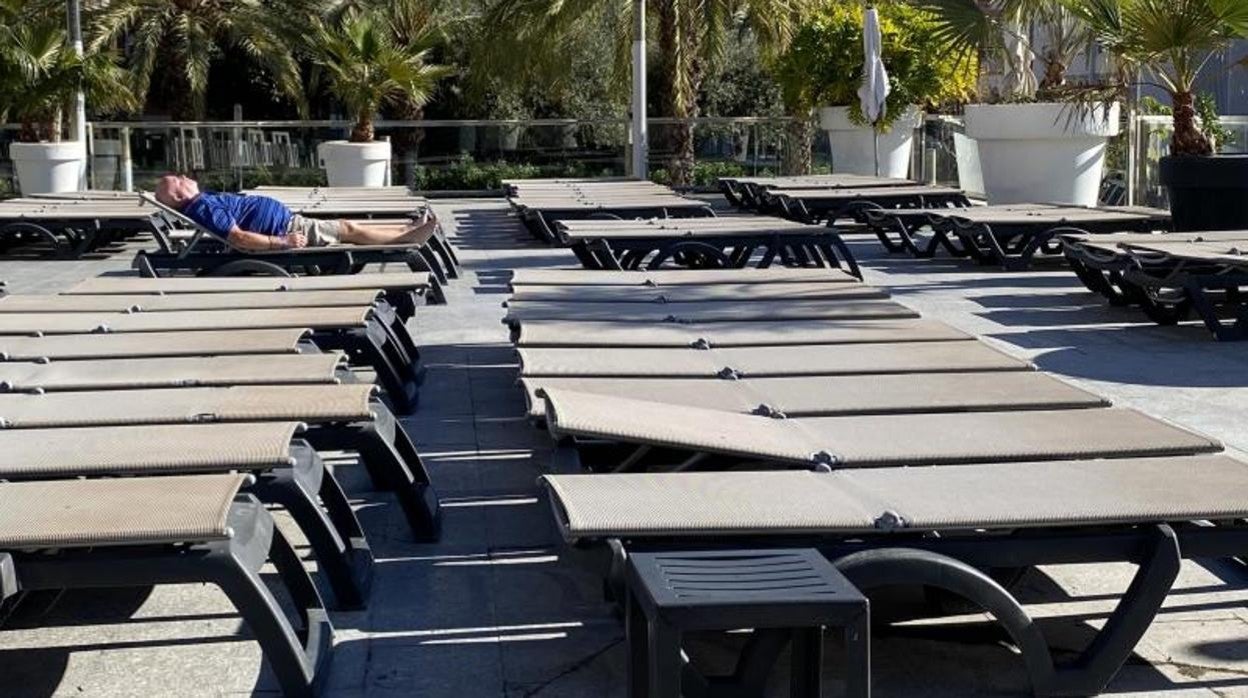 Hamacas vacías en la terraza de un hotel de Benidorm, el pasado fin de semana