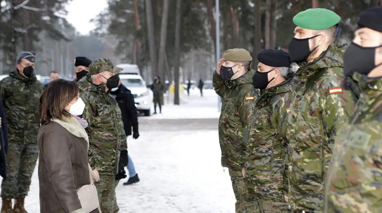 Margarita Robles, el pasado mes de diciembre, visitando a las tropas en Letonia