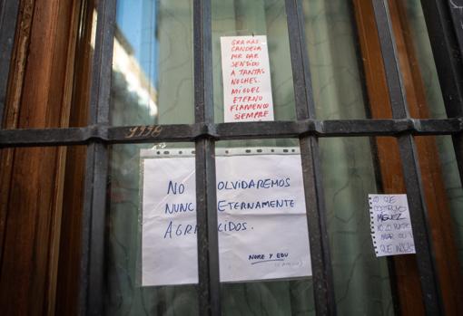 Algunos de los mensajes de despedida que han puesto en las ventanas del Candela