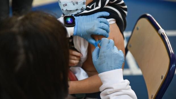 Unos padres denuncian que su hijo recibió la vacuna contra el coronavirus sin su consentimiento en un colegio de Valencia