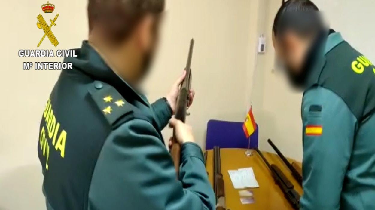 Armas intervenidas por la Guardia Civil al agresor