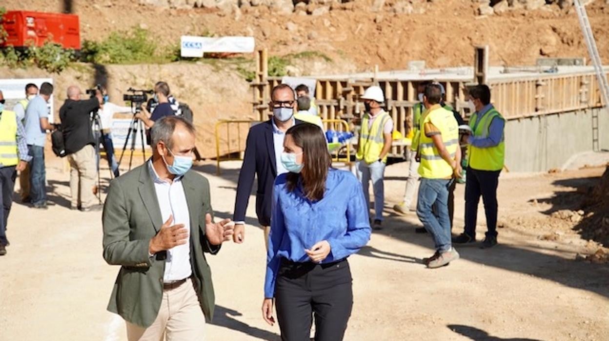 Imagen de archivo de una visita del CEO de Global Omnium Dionisio García Comín con el director general Vicente Fajardo acompañando a la concejala del ciclo del Agua del Ayuntamiento de Valencia Elisa Valía