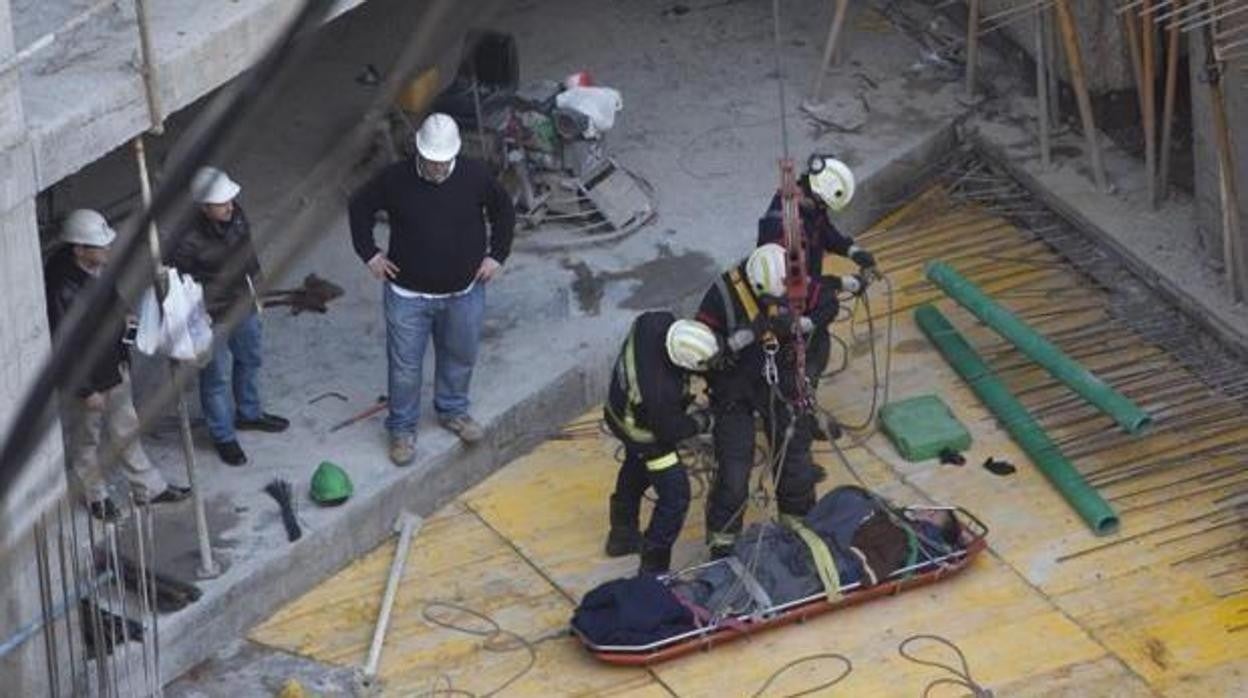 Muere un trabajador de 45 años tras caer de un andamio de cinco metros en Poblete