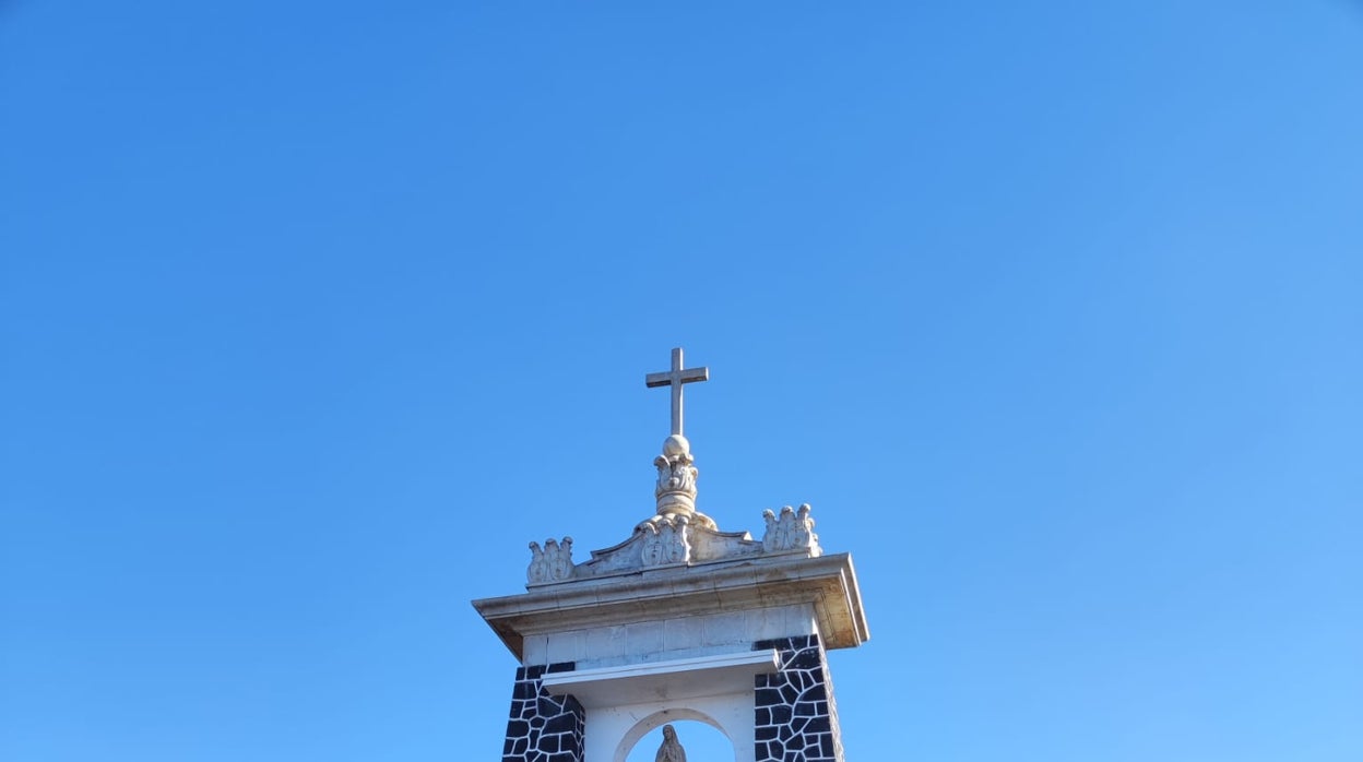 Un efectivo de UME frente al monumento a la Virgen de Fátima en Las Manchas