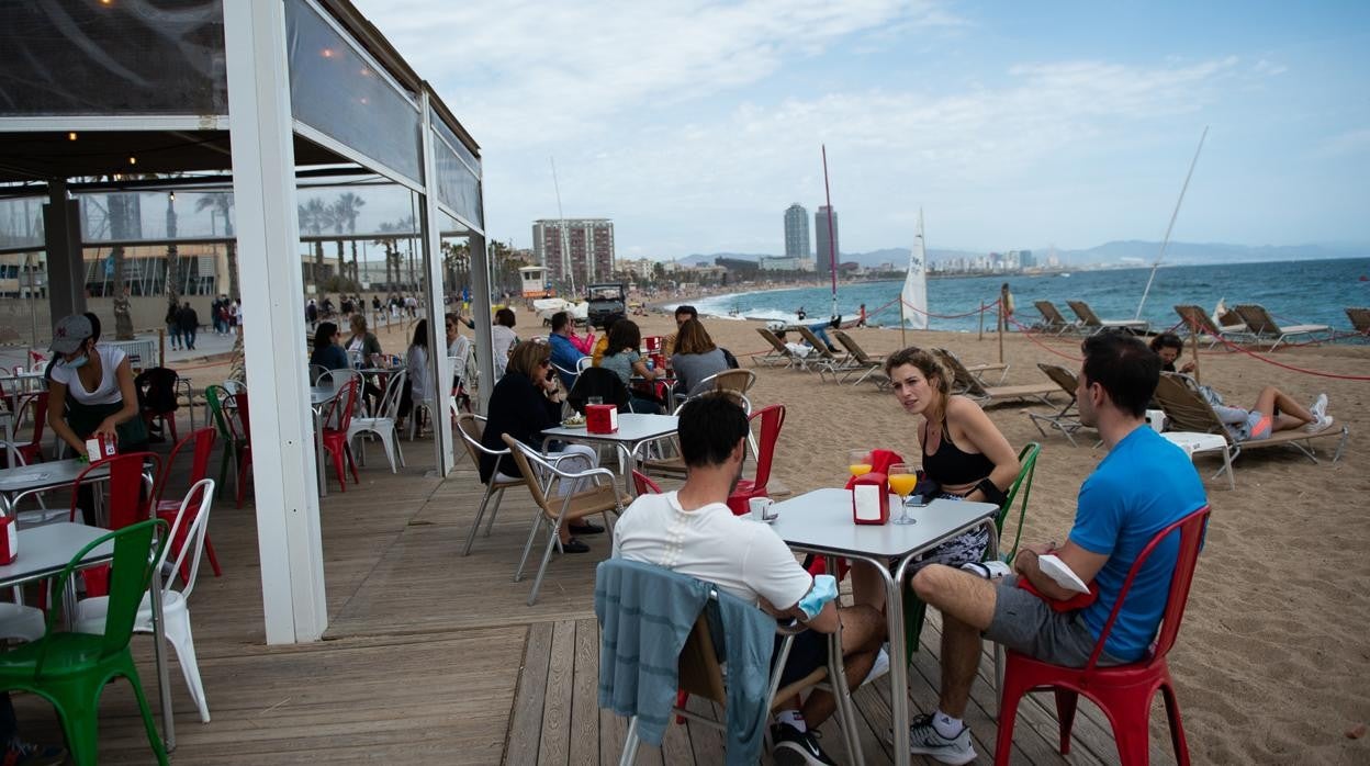 Turistas en las playas de Barcelona