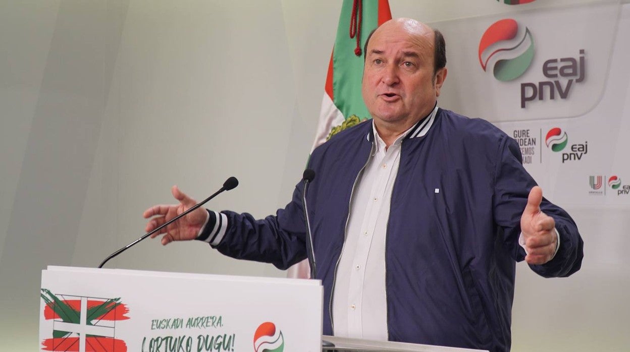 El presidente del PNV, Andoni Ortuzar, comparece en la sede del partido