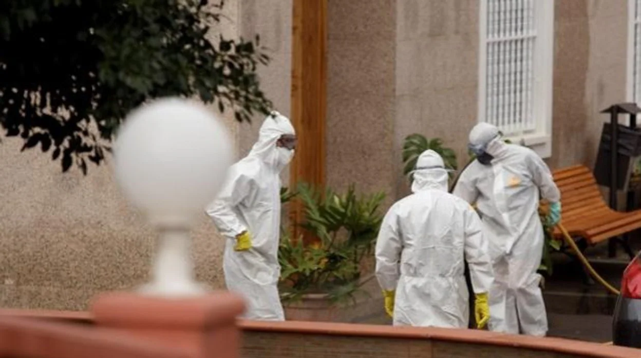 Equipos de la UME desinfectan una residencia de mayores en Tenerife