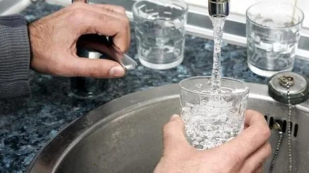 Polán pide no consumir el agua por un problema de cloración, aunque vecinos apuntan a los purines