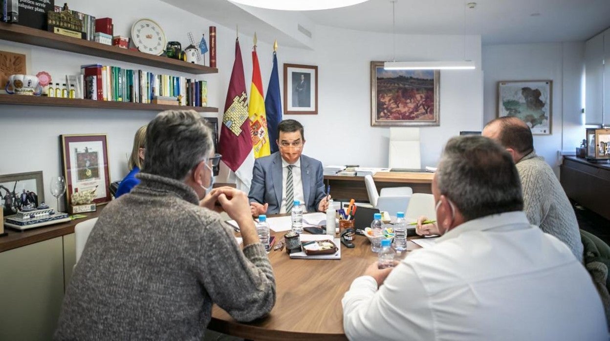 La Denominación de Origen Protegida (DOP) Azafrán de La Mancha se ha reunido con el consejero de Agricultura, Agua y Desarrollo Rural, Francisco Martínez Arroyo